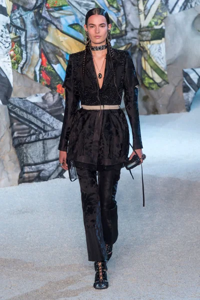 Look 28